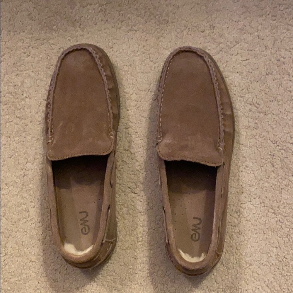 EMU men’s laceless shoe.